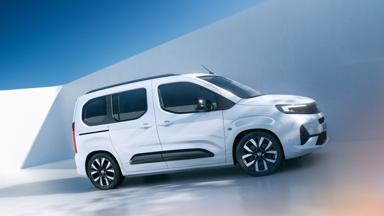 Pogled sa strane na beli Opel Combo  