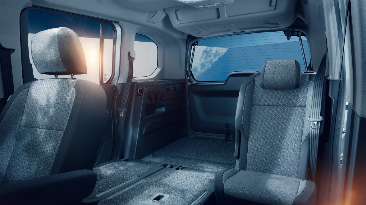 Unutrašnji pogled na Opel Combo sa sklopivim sedištima
