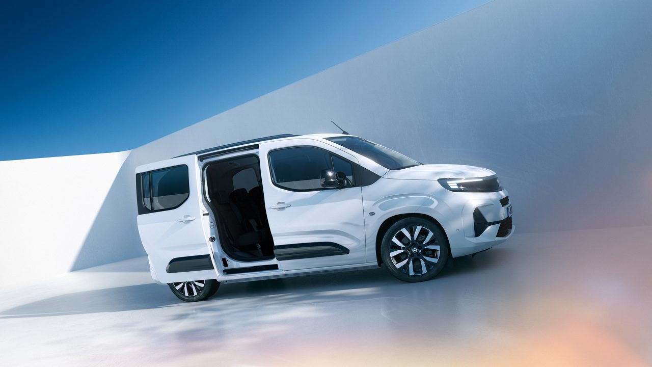 Pogled sa strane na beli Opel Combo sa kliznim vratima